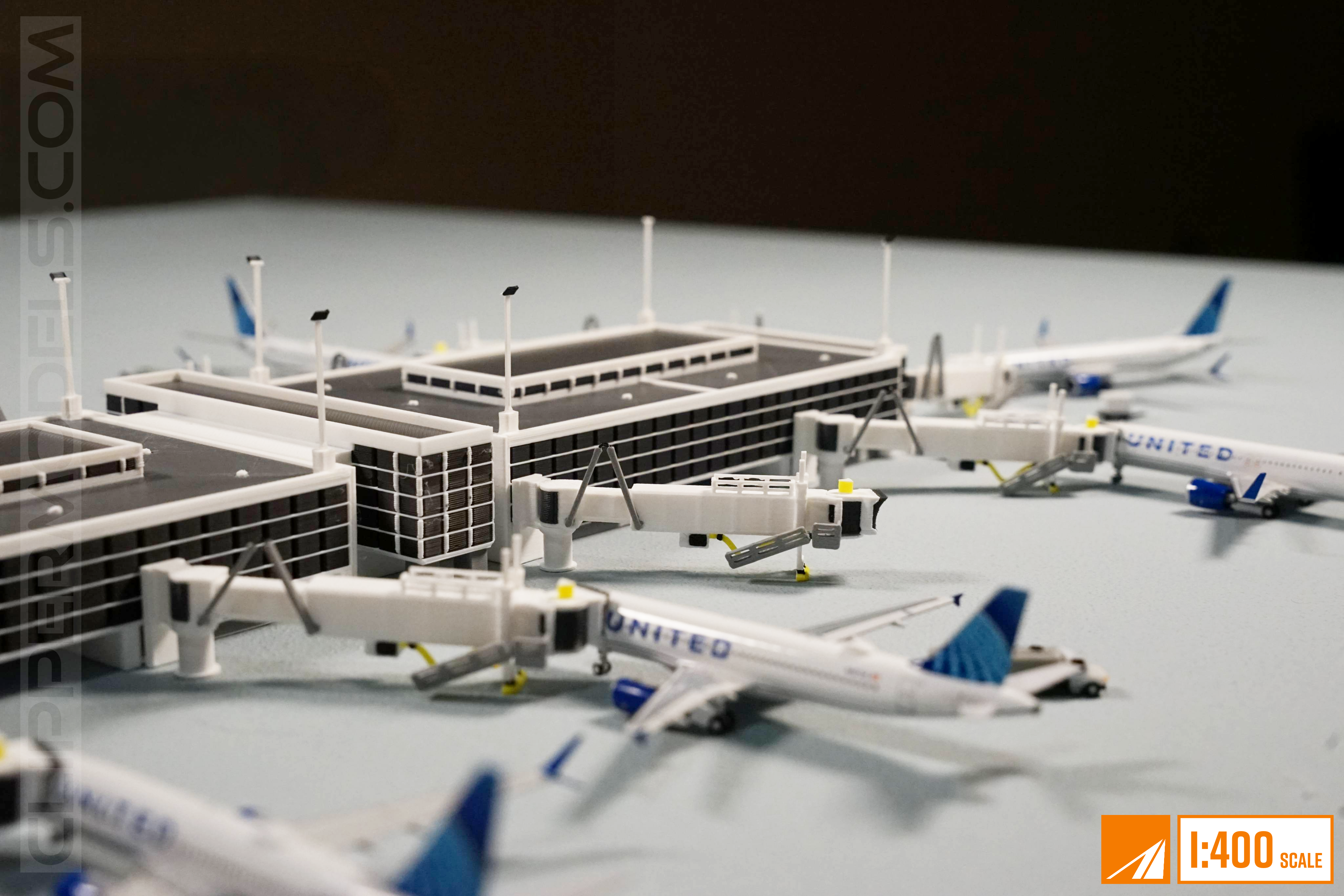 1:400 Model Airport Terminal/ Concourse V2